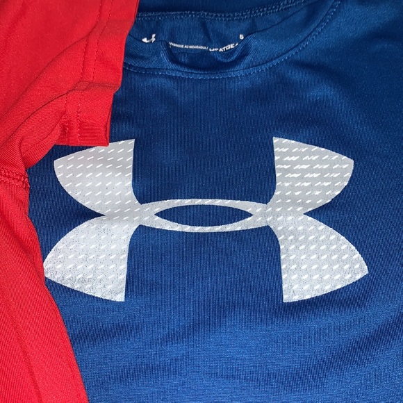 Like new! Lot of 2 boys under armor T-shirts. Size 5 - Picture 3 of 5